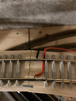 Click image for larger version  Name:	buspowerlinesontrack.jpg Views:	0 Size:	53.2 KB ID:	96